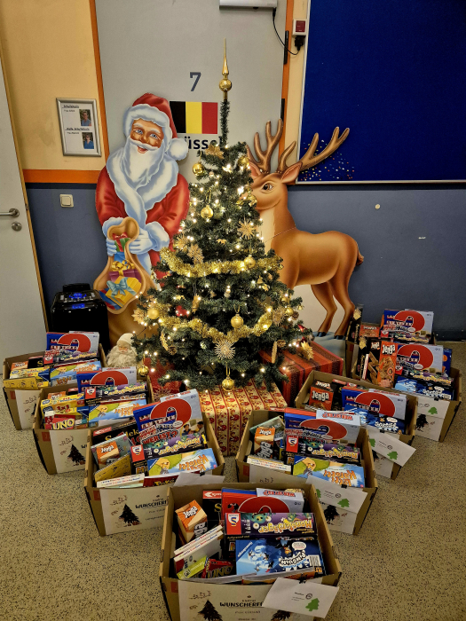 geschenke_vor_baum.jpg